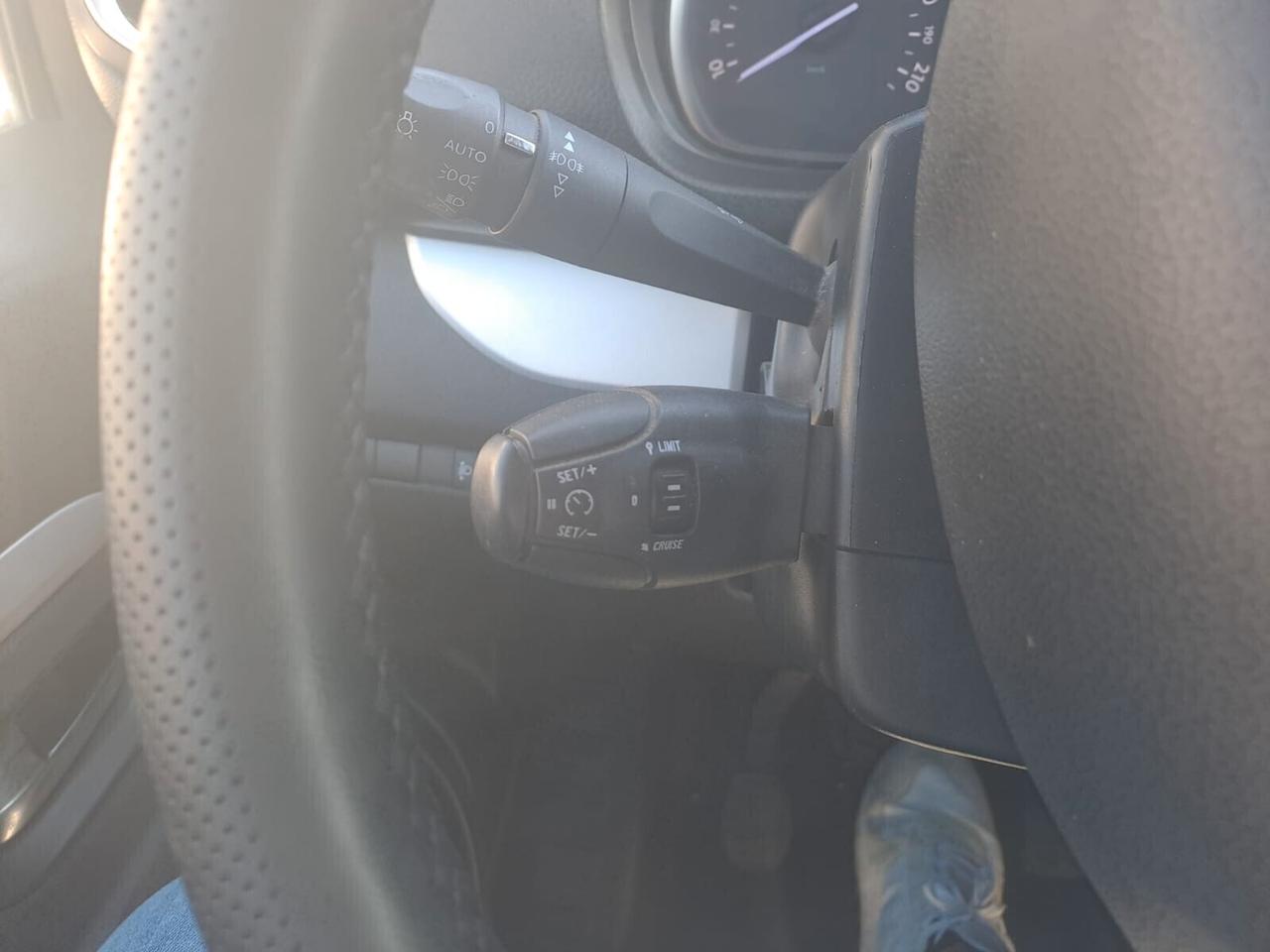 Peugeot Traveller 9 posti
