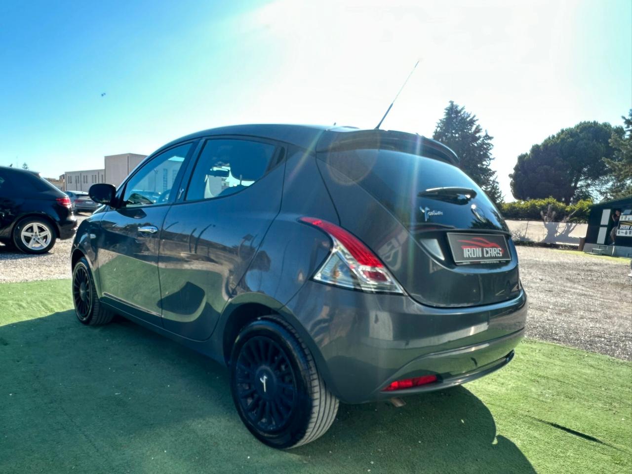 Lancia Ypsilon 1.2 69 CV 5 porte Silver