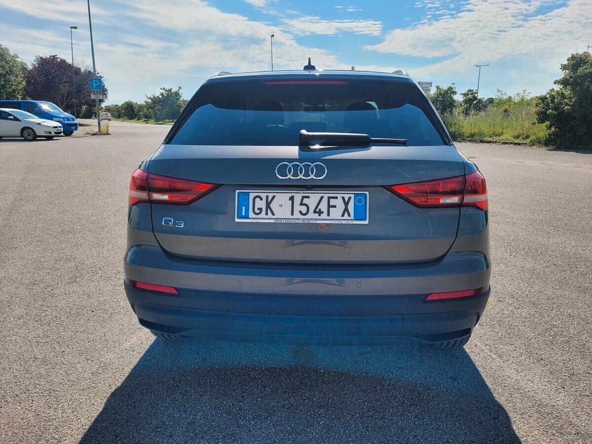 Audi Q3 45 TFSI e S tronic Business