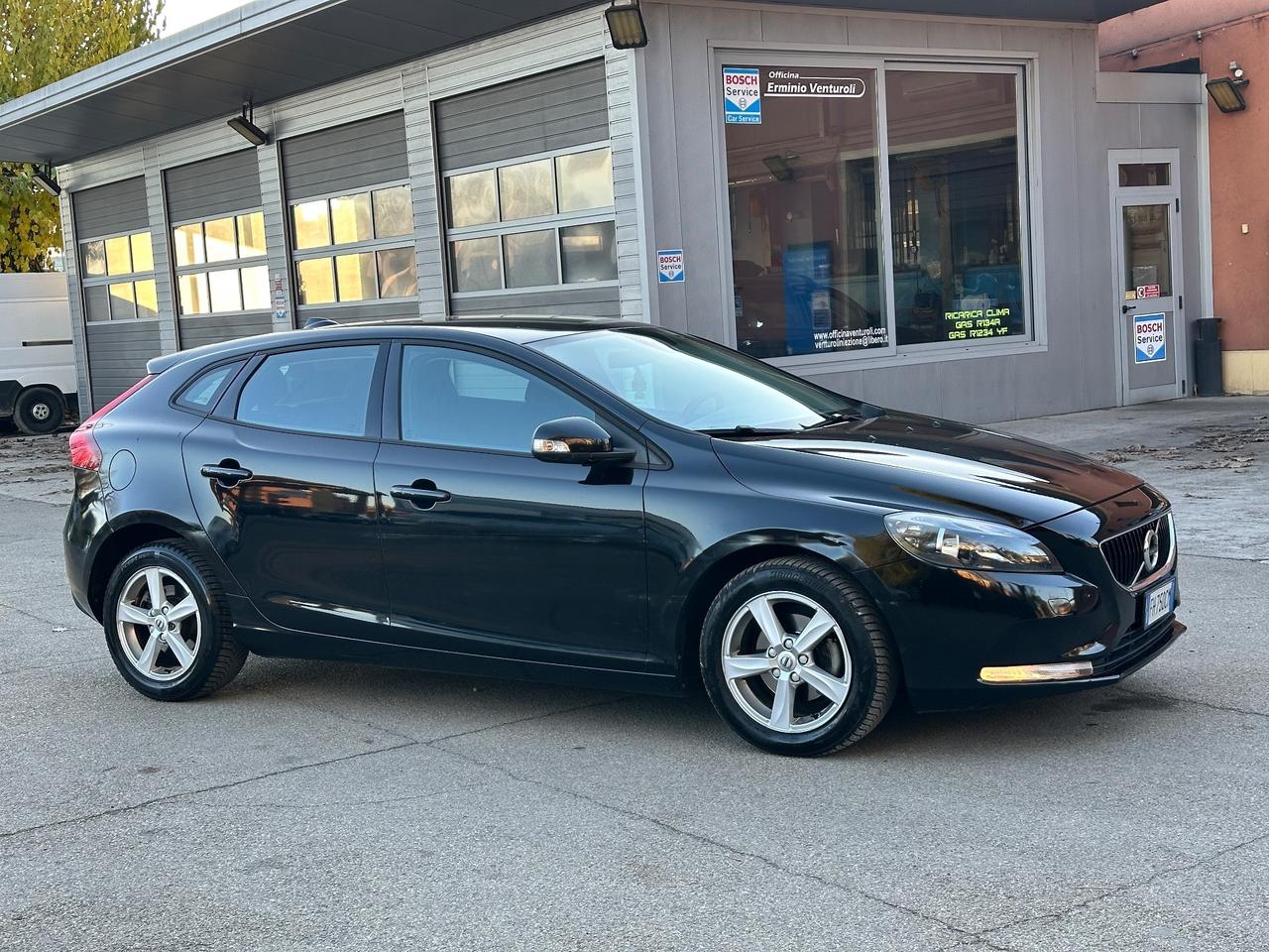 Volvo V40 D2 R-DESIGN MOMENTUM X NEOPATENTATI