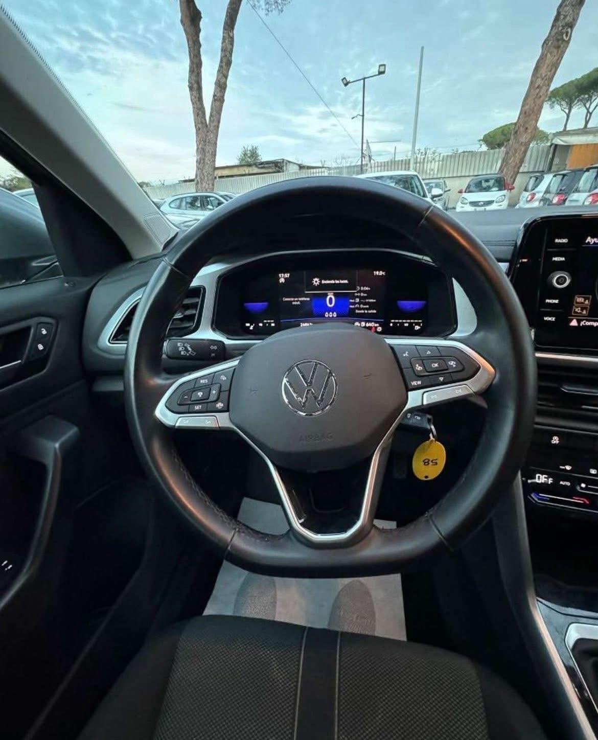 VOLKSWAGEN T ROC BENZINA AUTO A NOLEGGIO