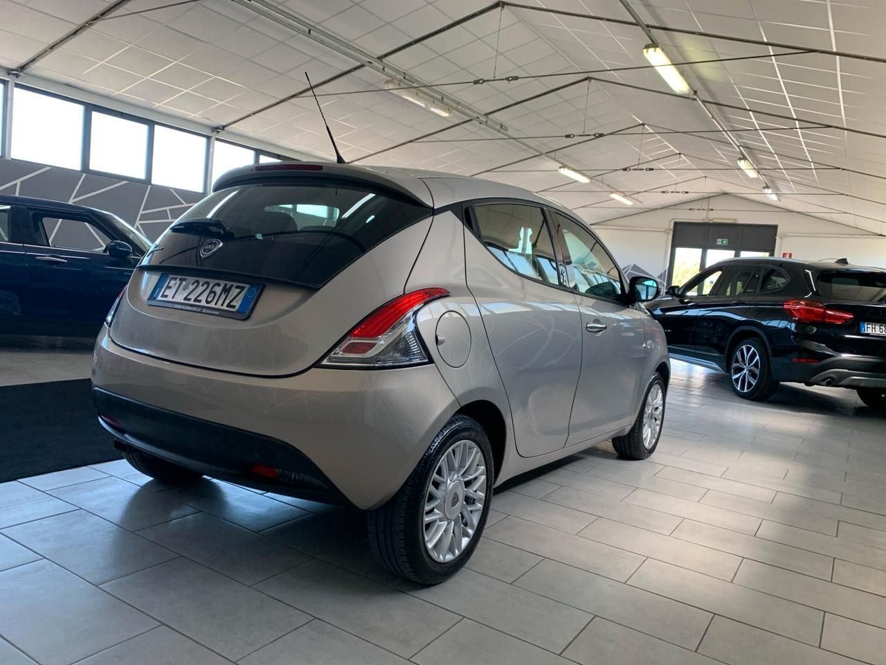 Lancia Ypsilon 1.2 69 CV 5 porte S&S Gold Neopatentati