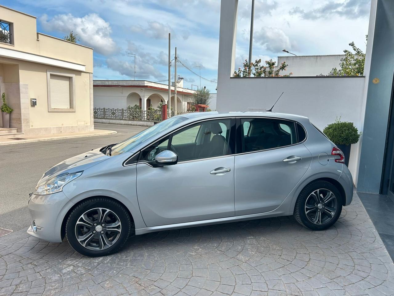 Peugeot 208 1.4 HDi 68Cv ALLURE NAVI Km81.000-2014
