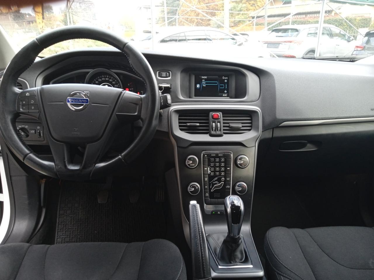 Volvo V40 D2 CERCHI DA 17" CLIMA AUTOMATICO CRUISE CONTROL REGOLARMENTE TAGLIANDATA E DOCUMENTABILE