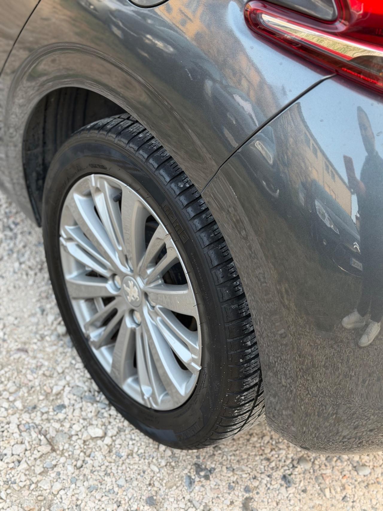 Peugeot 208 82 5P ALLURE NEOPAT KMCERT UNICOPR