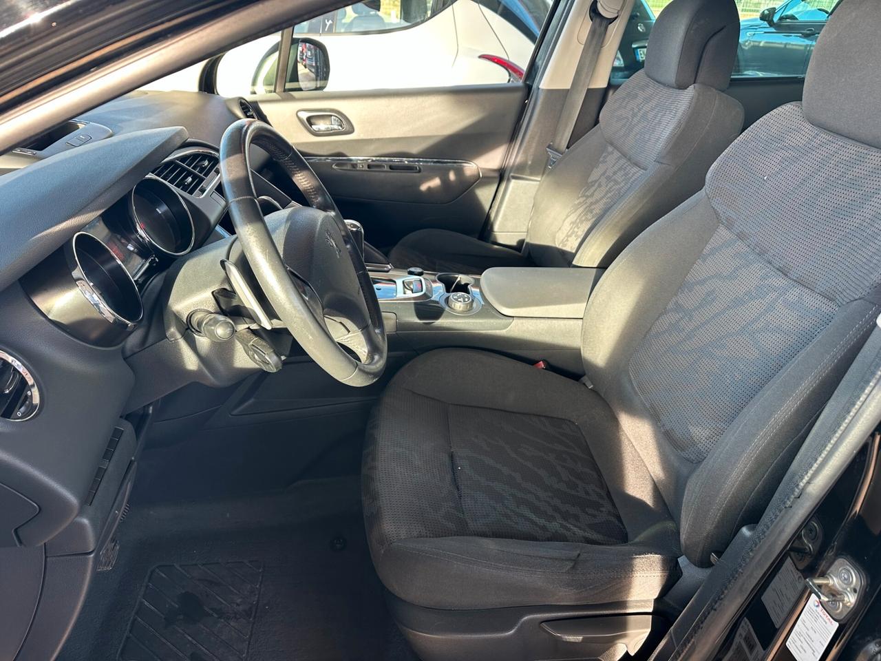 Peugeot 3008 PEUGEOUT 1.6HDI*NAVI*AUT*116CV*
