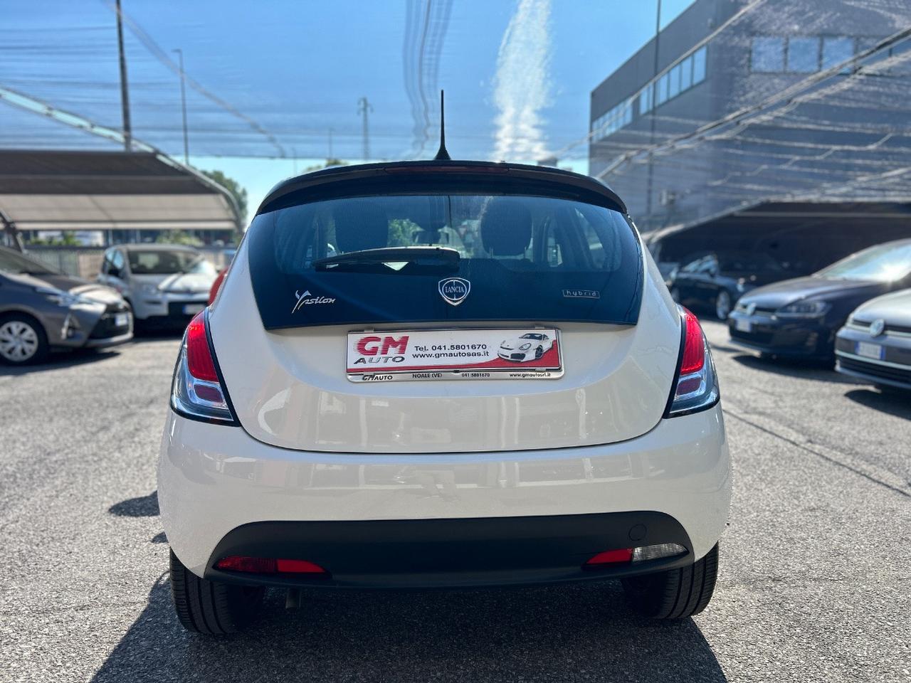 Lancia Ypsilon 1.0 firefly hybrid Silver s&s 70cv