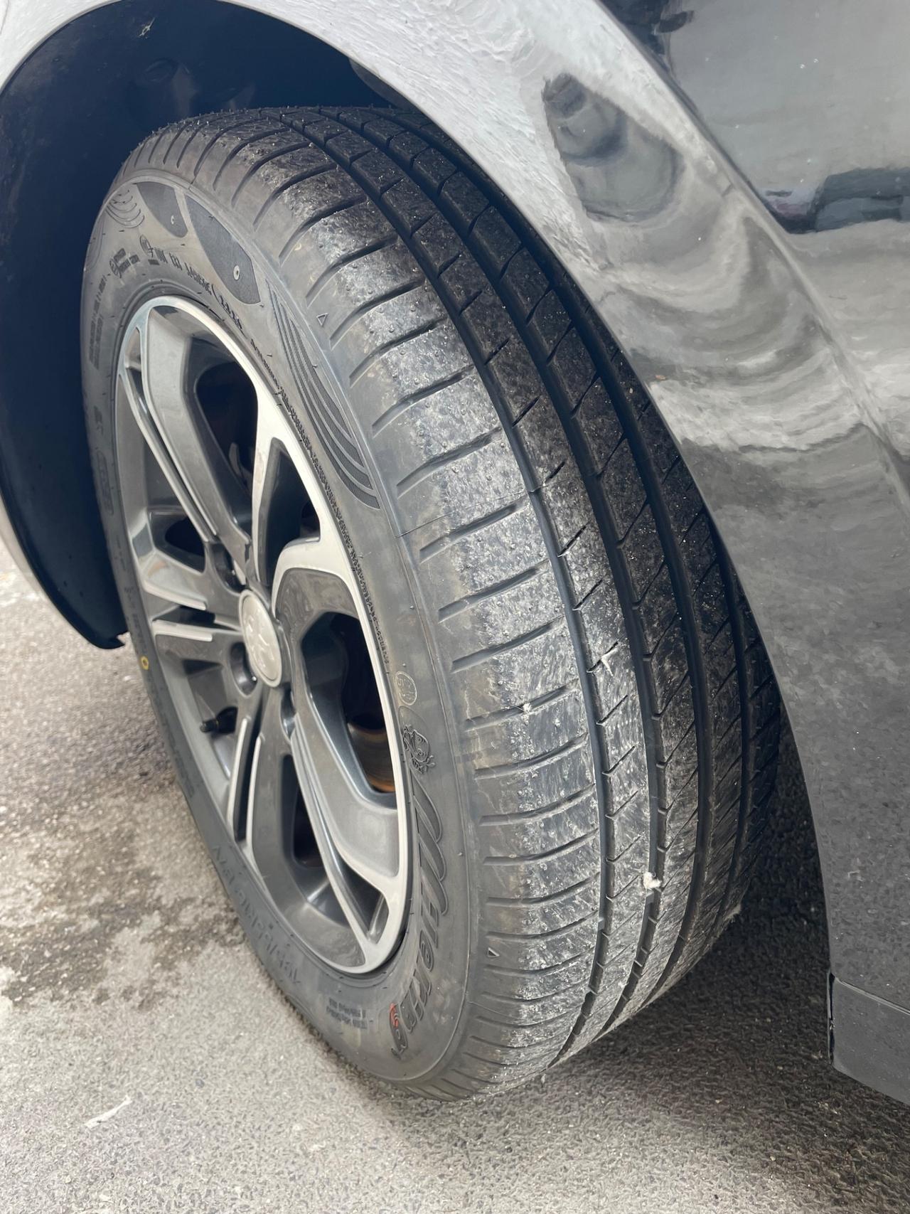 Peugeot 208 1.4 HDi 68 CV 5 porte Allure tetto nav gomme nuove