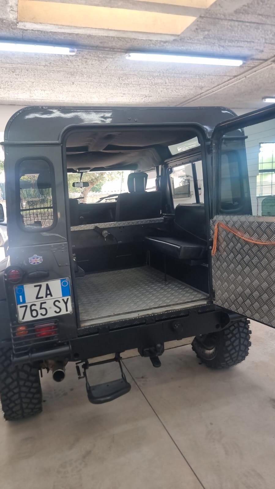 Land Rover Defender LAND ROVER