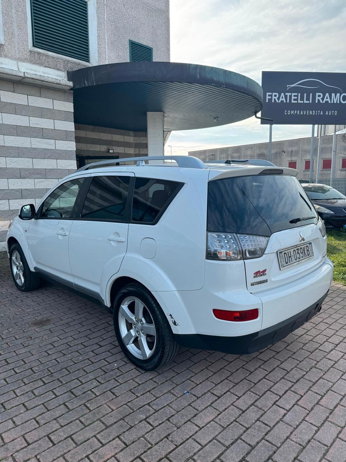 Mitsubishi Outlander 2.0 DI-D Instyle 7 p.ti DPF