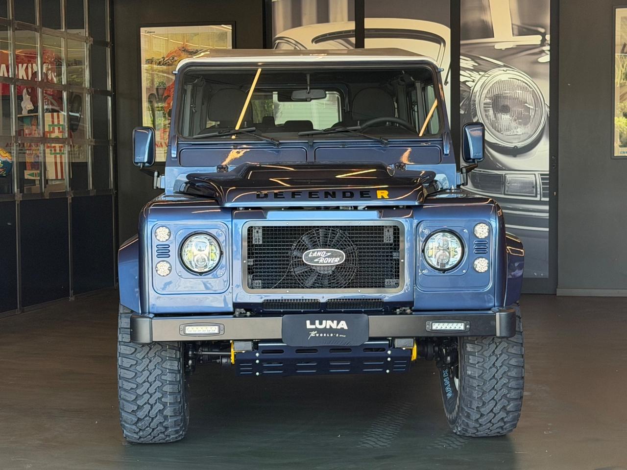 Land Rover Defender 110 2.4 TD4 Station Wagon "The World's Style"