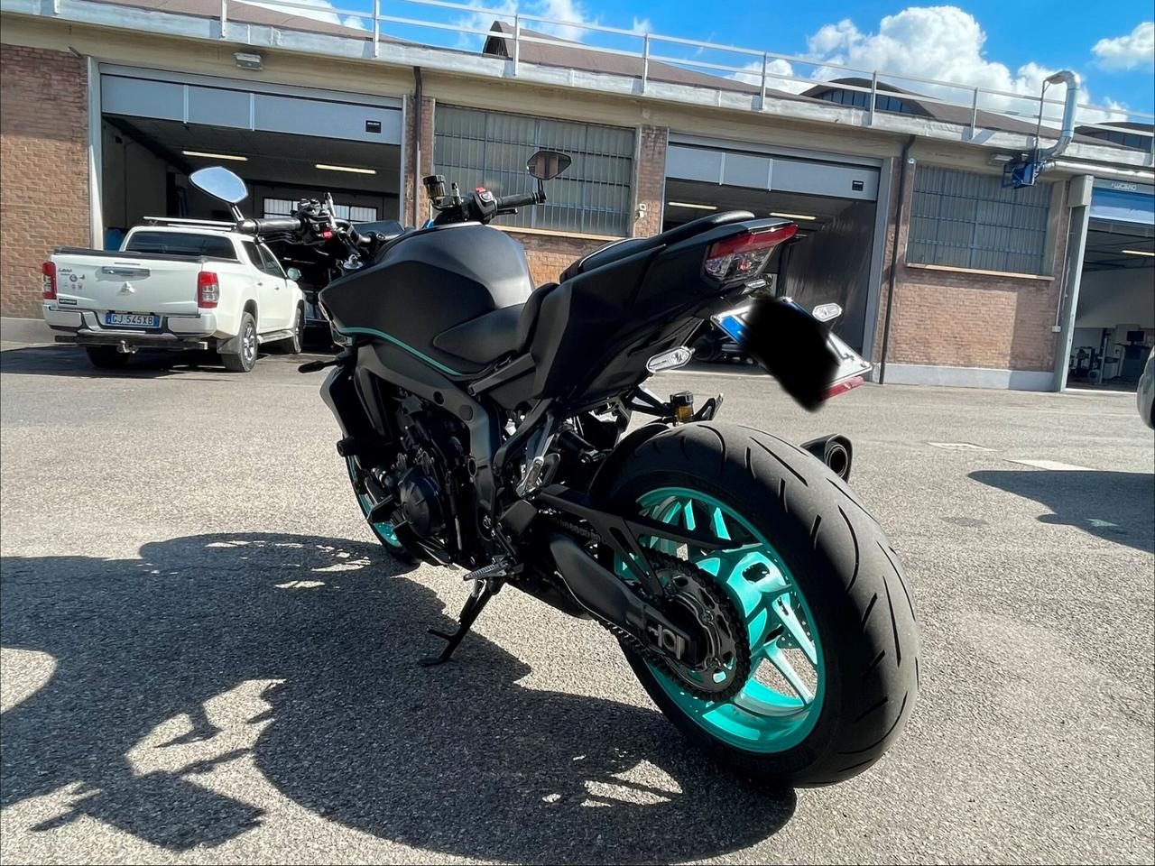 YAMAHA MT09 2024-SOLO 9.300 KM-AKRAPOVIČ COMPLETO -GARANZIA 03/2027