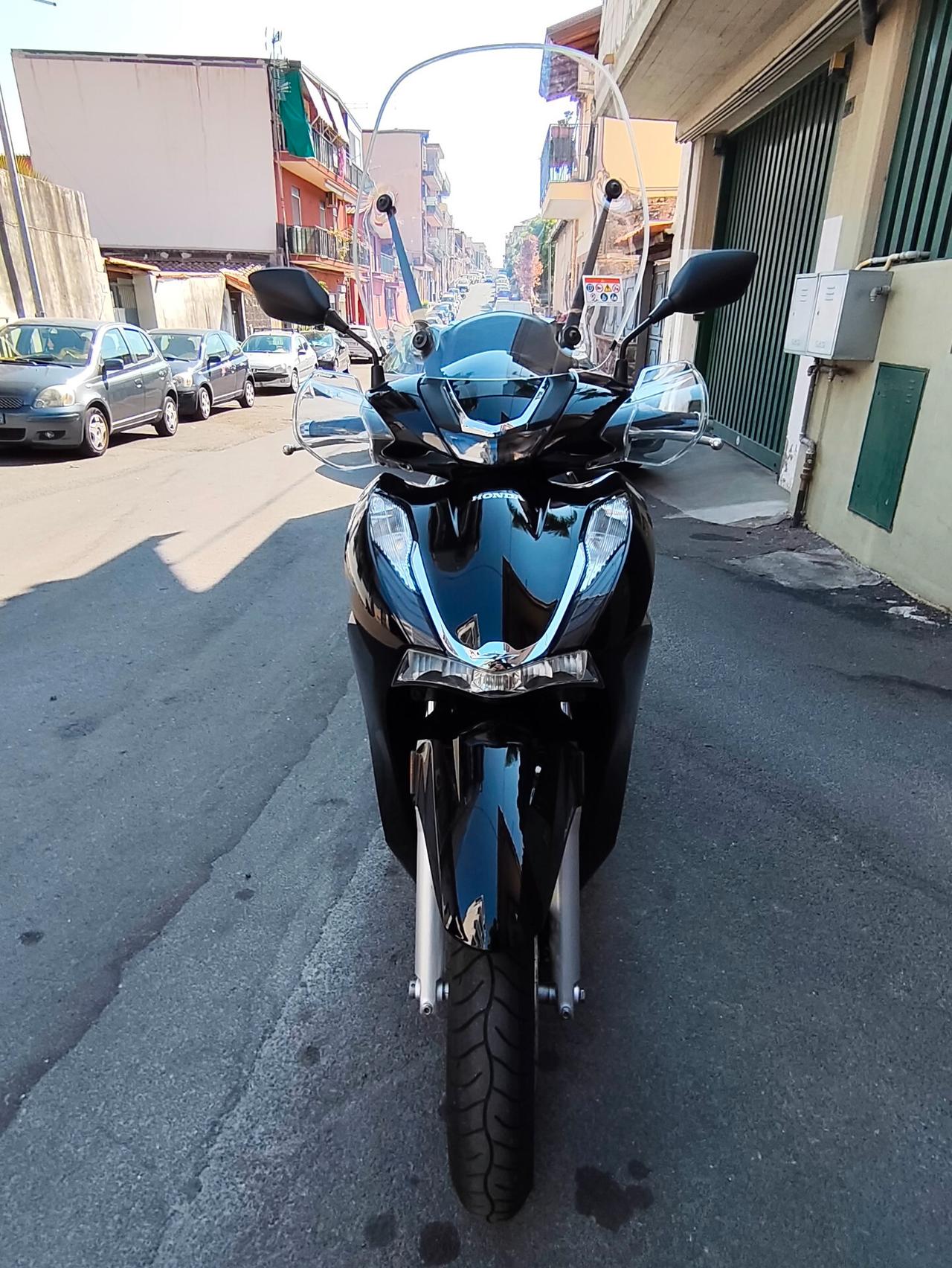 Honda SH 350i da V e t r i n a
