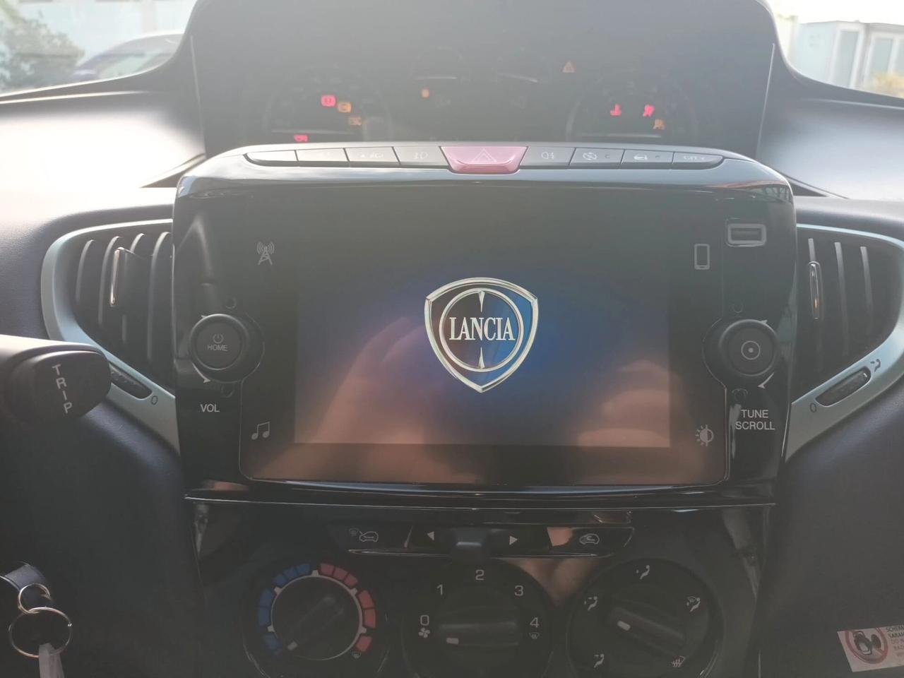 Lancia Ypsilon 1.0 Platino Hybrid 70 CV