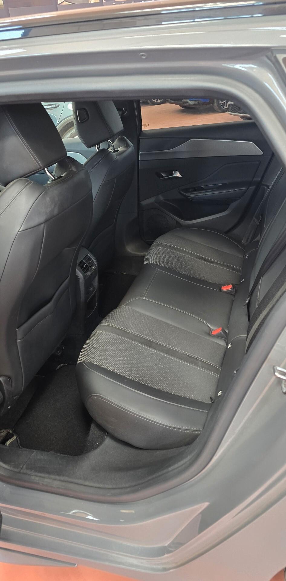 Peugeot SW 1.2 PureTech 130 CV S&S EAT8 GT – Eleganza, Spazio e Tecnologia Premium