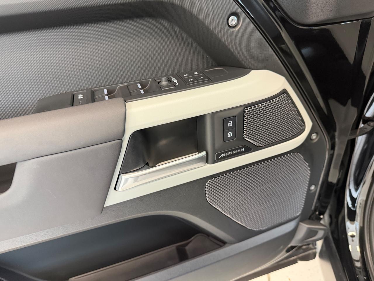 Land Rover Defender 110 3.0D I6 200 CV AWD Auto SE