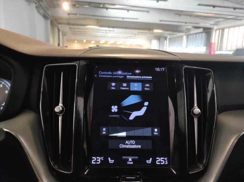 VOLVO XC60 (2017-->) - XC60 B4 Geartronic Momentum