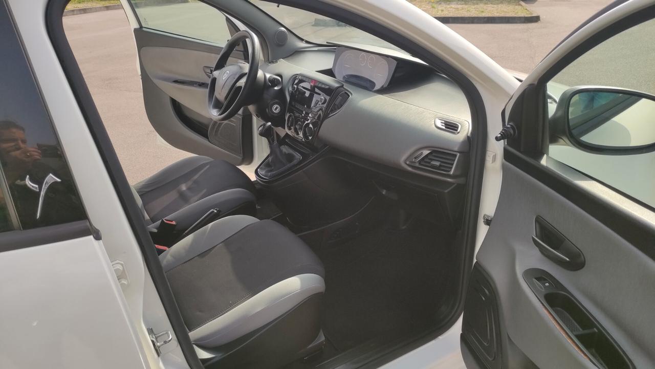 Lancia Ypsilon 1.3 MJT 95CV 5 porte NEOPATENTATI - 2015