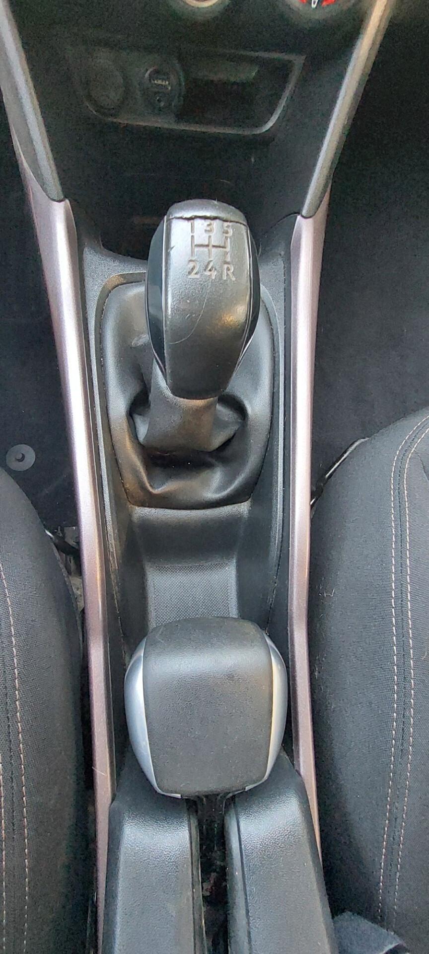 PEUGEOT 2008 1,2 BENZINA GIUDABILE DA NEOPATENTATI TELEFONO NAVIGATORE IMPECCABILE