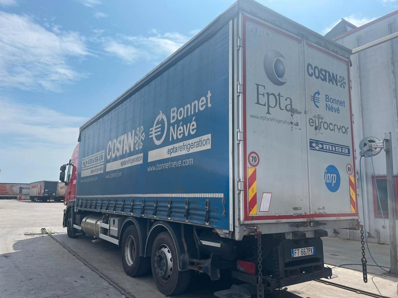 IVECO Stralis 460 LNG 6x2 centinato + Moffett M4 2.000 kg