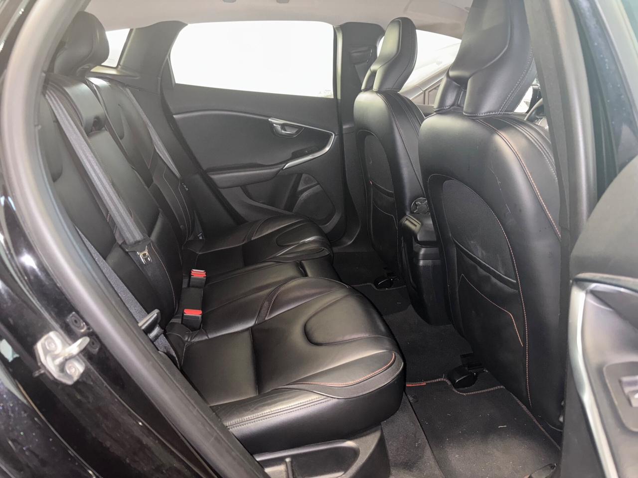 Volvo V40 D2 R-design EXPORT / COMMERCIANTI