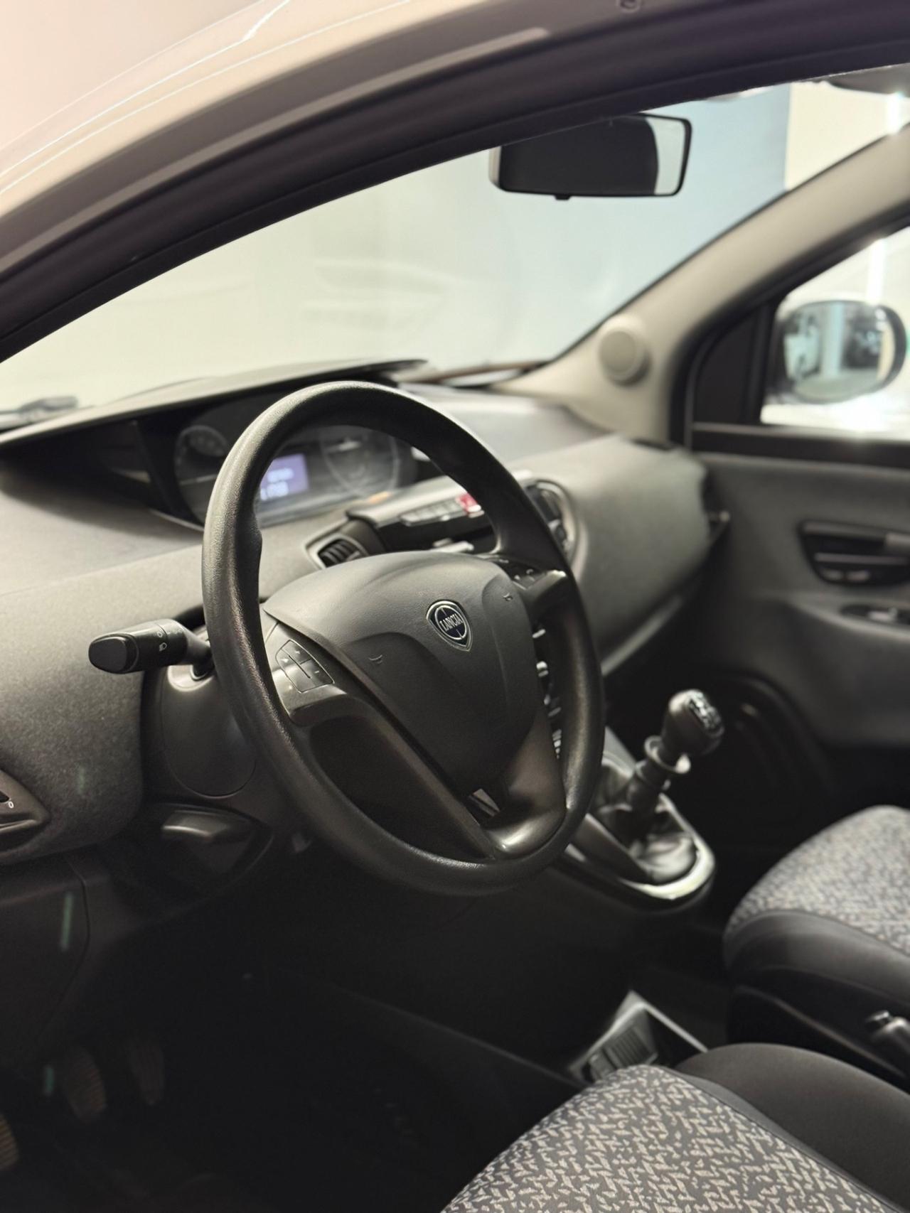 Lancia Ypsilon 1.0 FireFly 5 porte S&S Hybrid Ecochic Silver