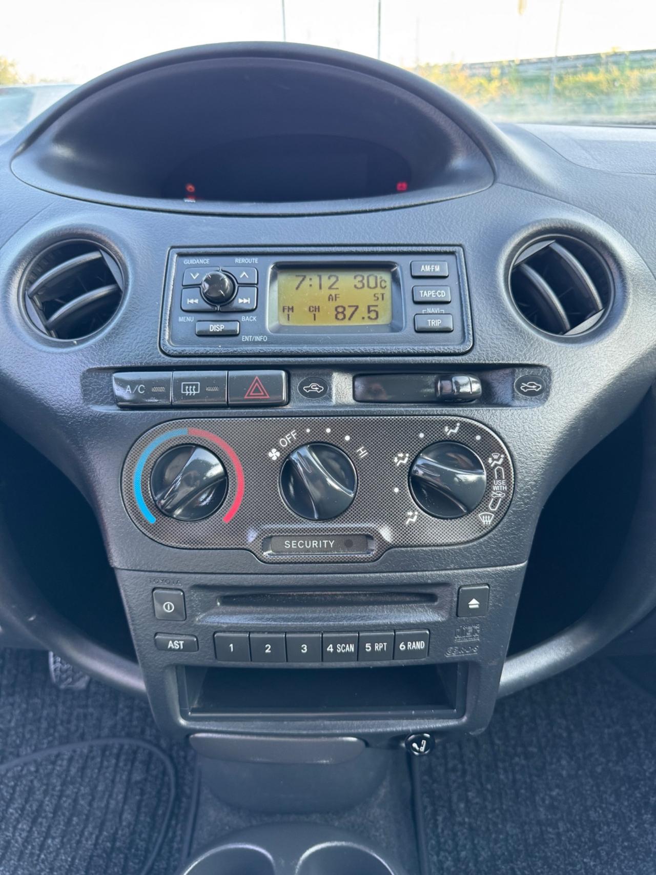 Toyota Yaris 1.3i 16V cat 3 porte Sol