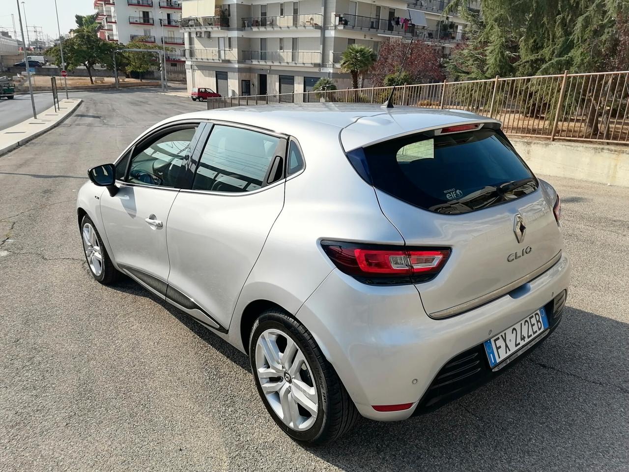 Renault Clio 1.5 dCi 75 CV 5 porte Moschino 2019 full