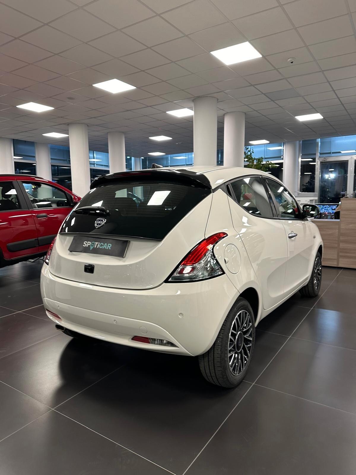 Lancia Ypsilon 2024 km 0 aziend PLATINO