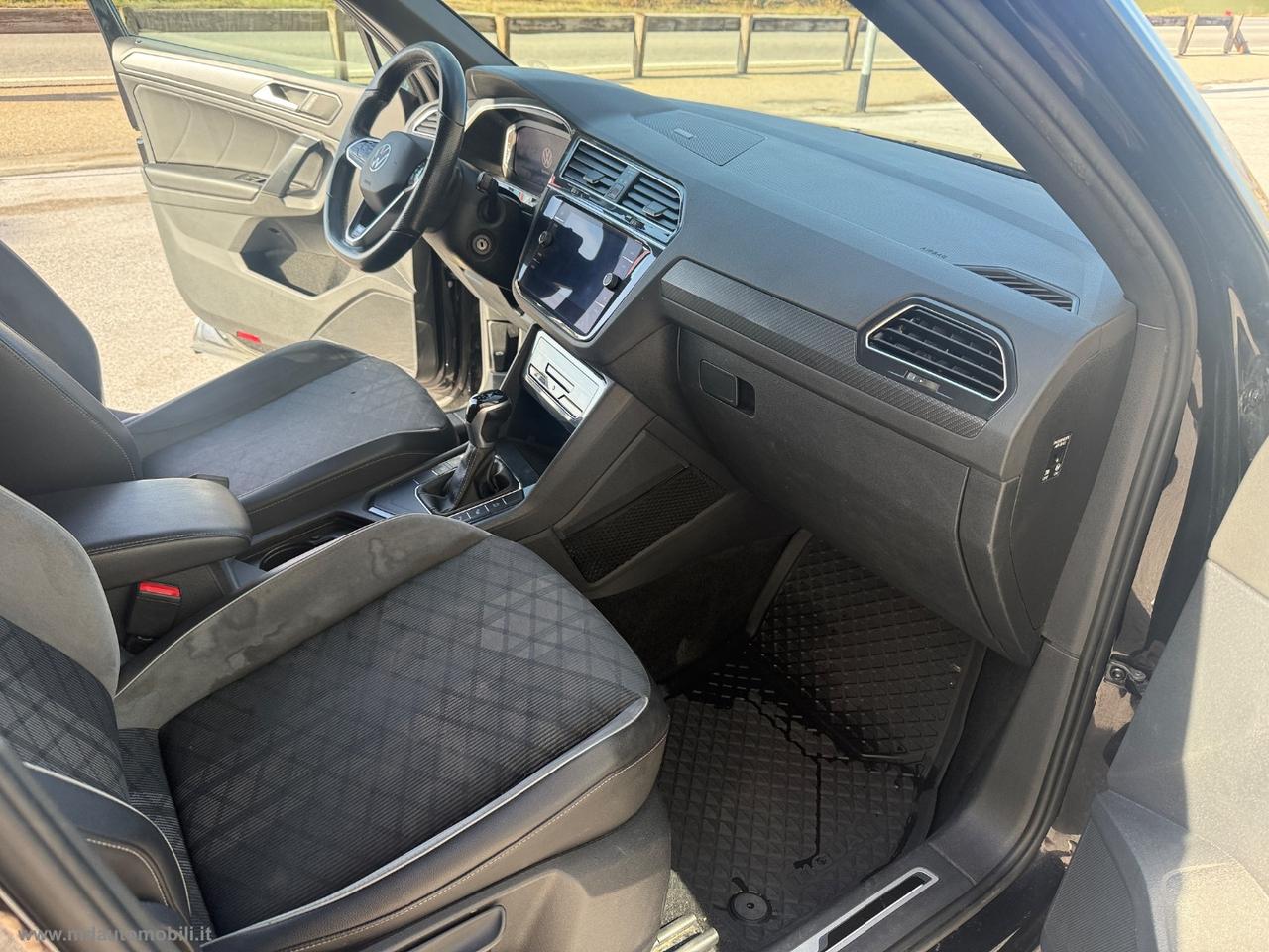 VOLKSWAGEN Tiguan 2.0 TDI 150CV SCR DSG R-Line FULL BLACK NUOVO MODELLO