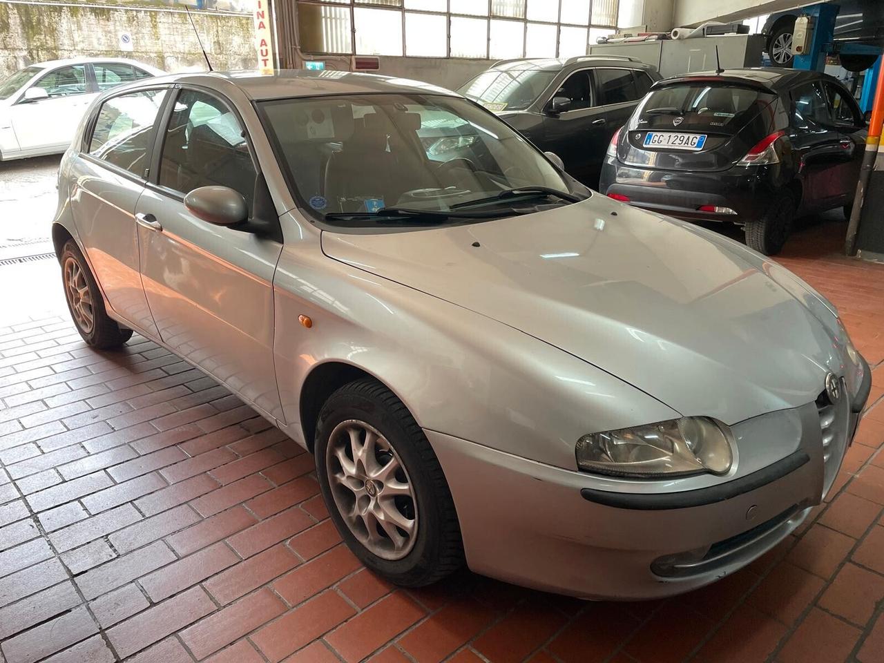 Alfa Romeo 147 1.6i 16V Twin Spark cat 5p. Distinctive