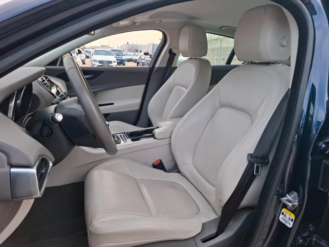 Jaguar XE 2.0 D 180cv *SOLO 23.000 KM*