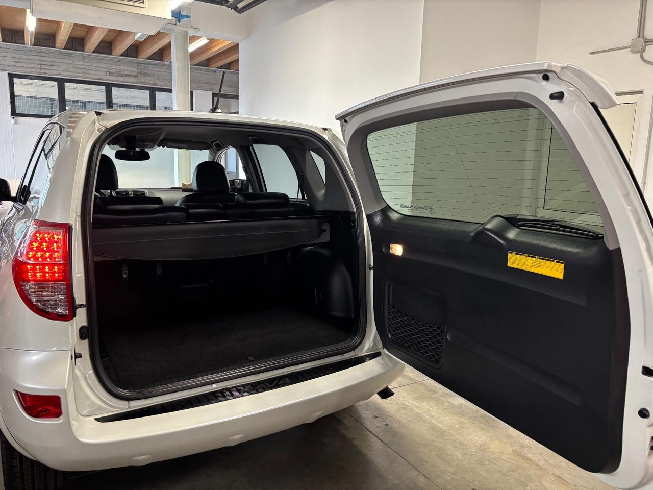 Toyota RAV 4 Crossover 2.2 D-Cat AUTOMATIC