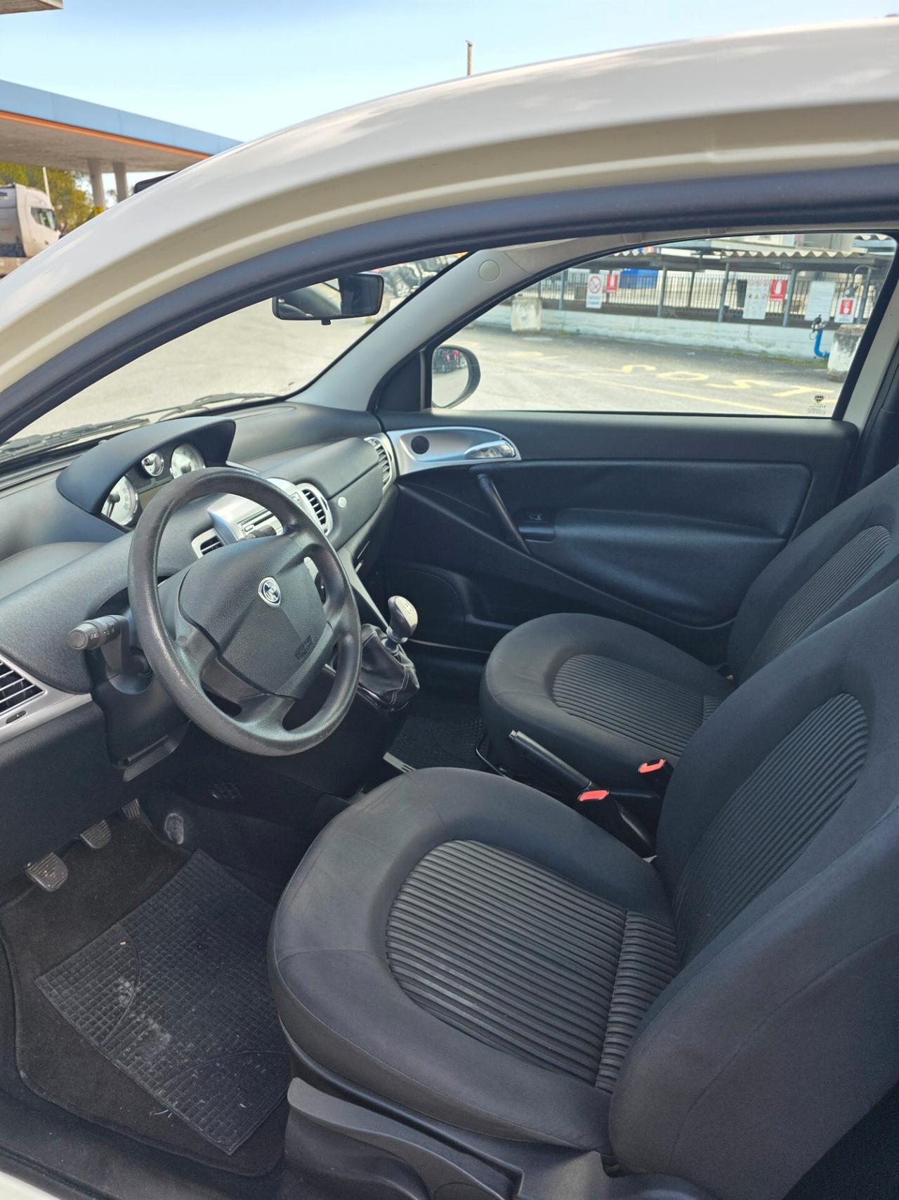 Lancia Ypsilon neo patentati 81000 km