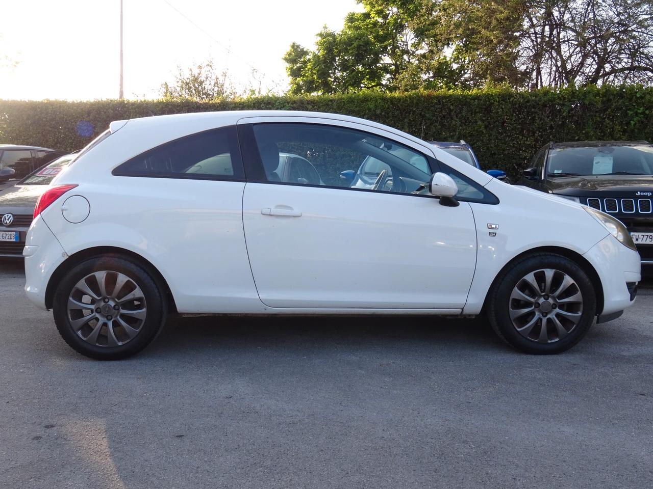 Opel Corsa 1.2 3 porte Club OK NEOPATENTATI