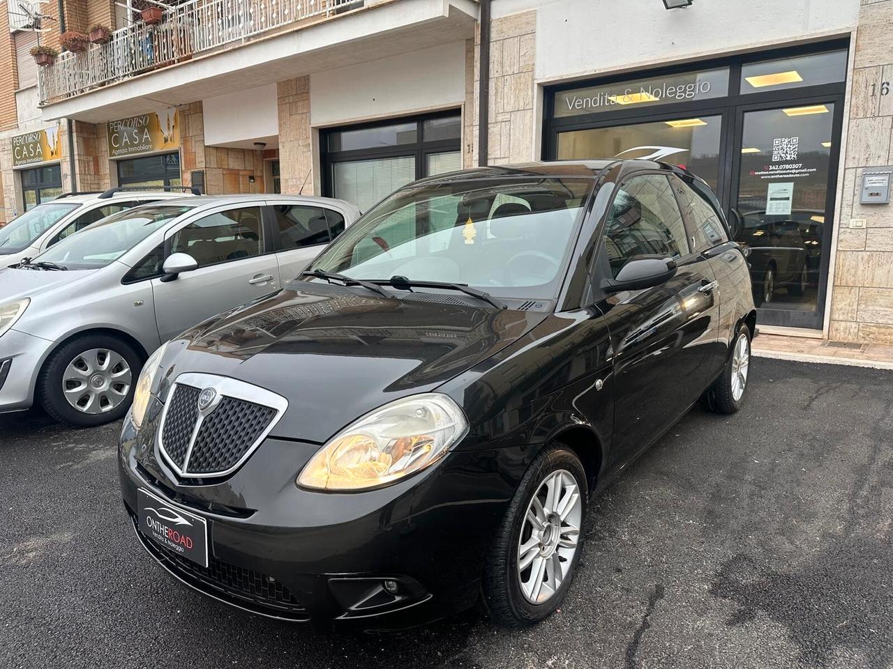 Lancia Ypsilon 1.3 MJT 75 CV Versus