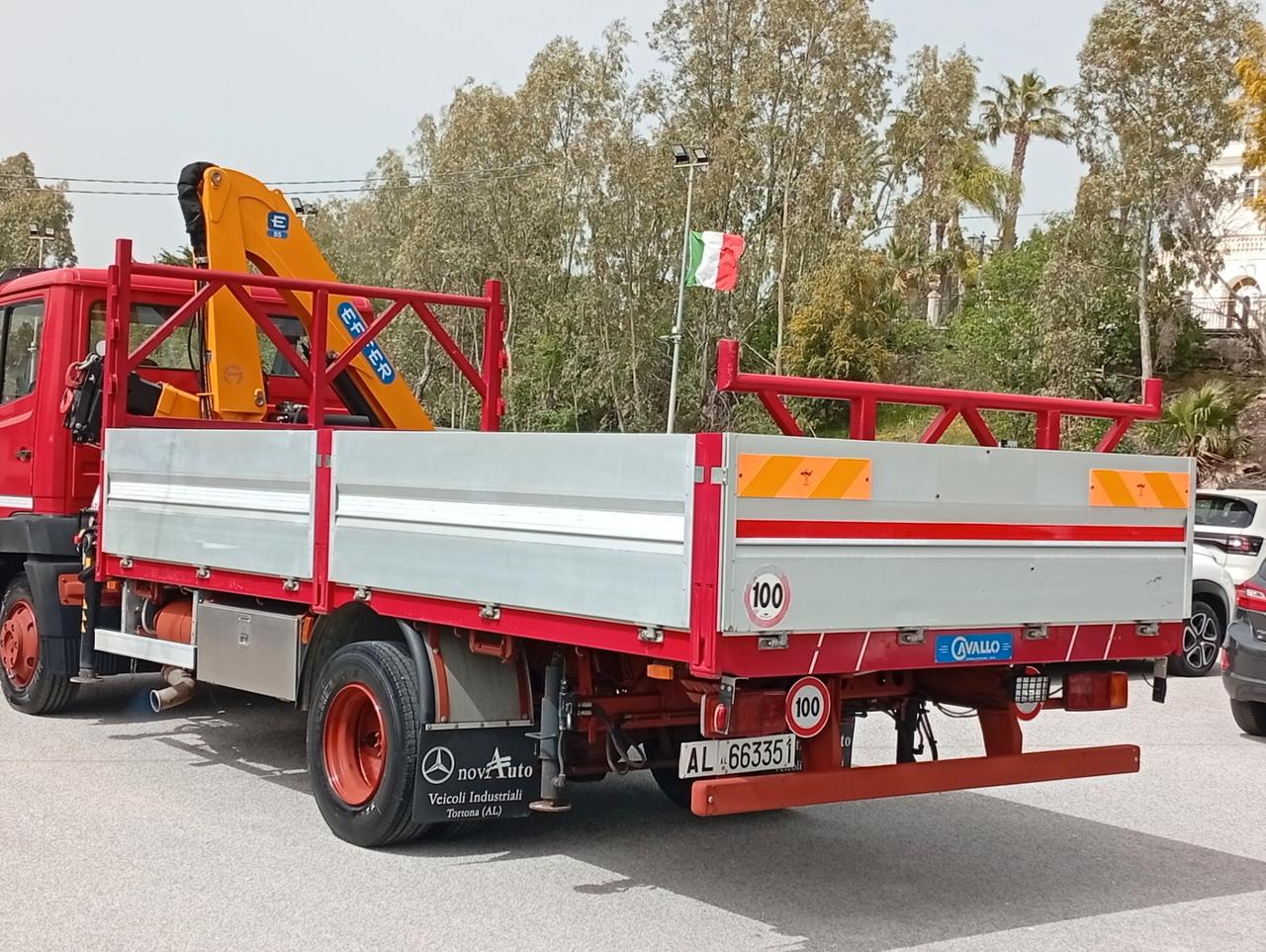 Mercedes Benz cassonato con Gru Effer