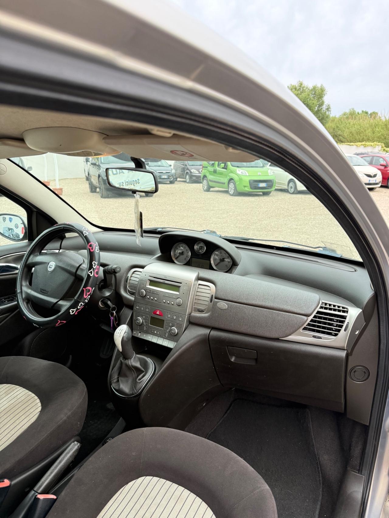 Lancia Ypsilon 1.3 MJT 75 CV Platino