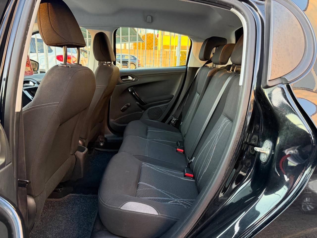 Peugeot 208 1.4 HDi 68 CV 5 porte Allure