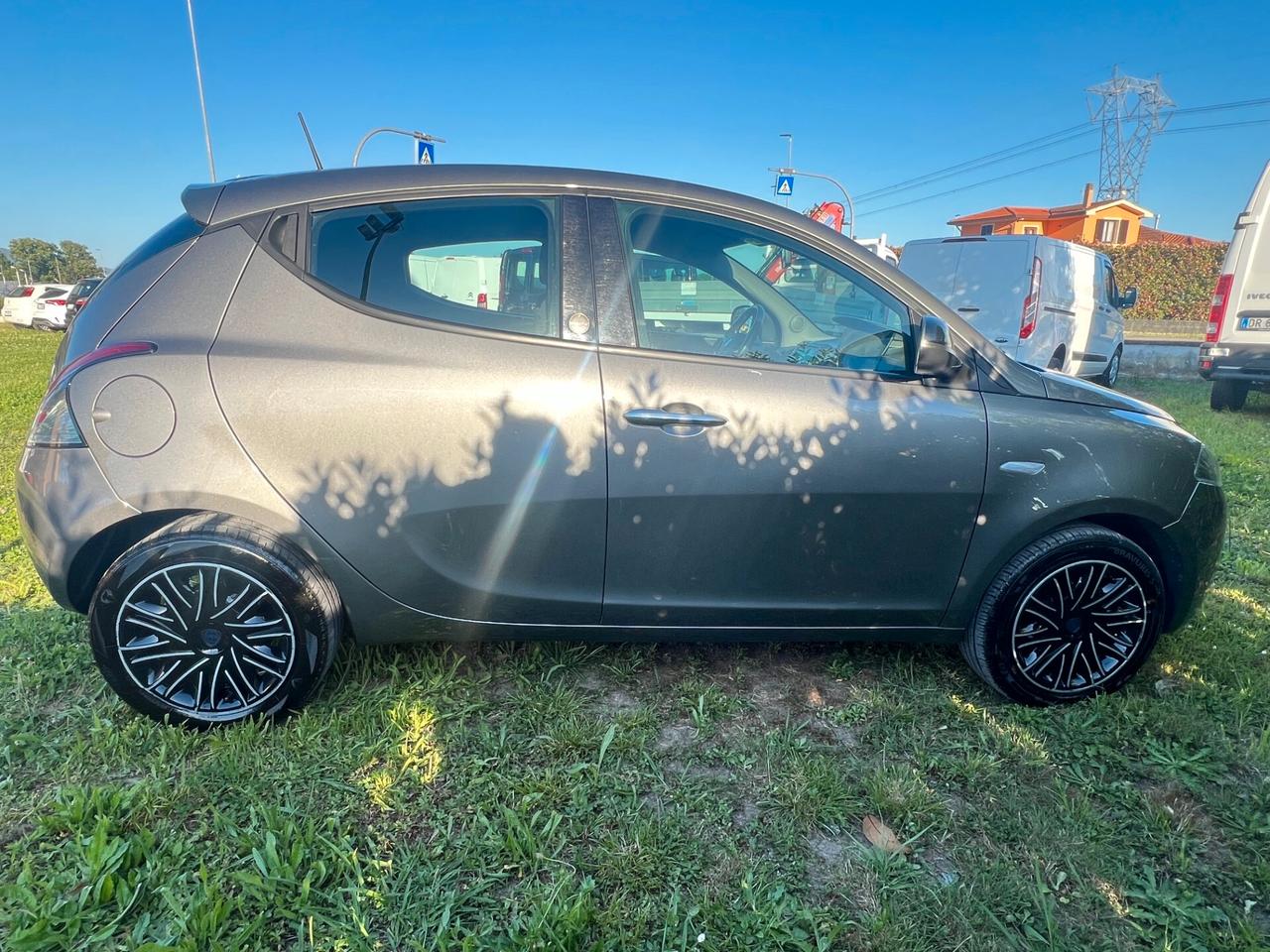 Lancia Ypsilon 1.0 FireFly 5 porte S&S Hybrid Ecochic Silver