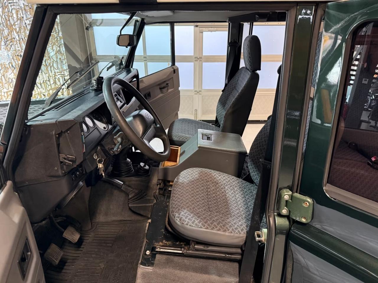 Land Rover Defender 110 2.5 Td5 Station Wagon 9 POSTI