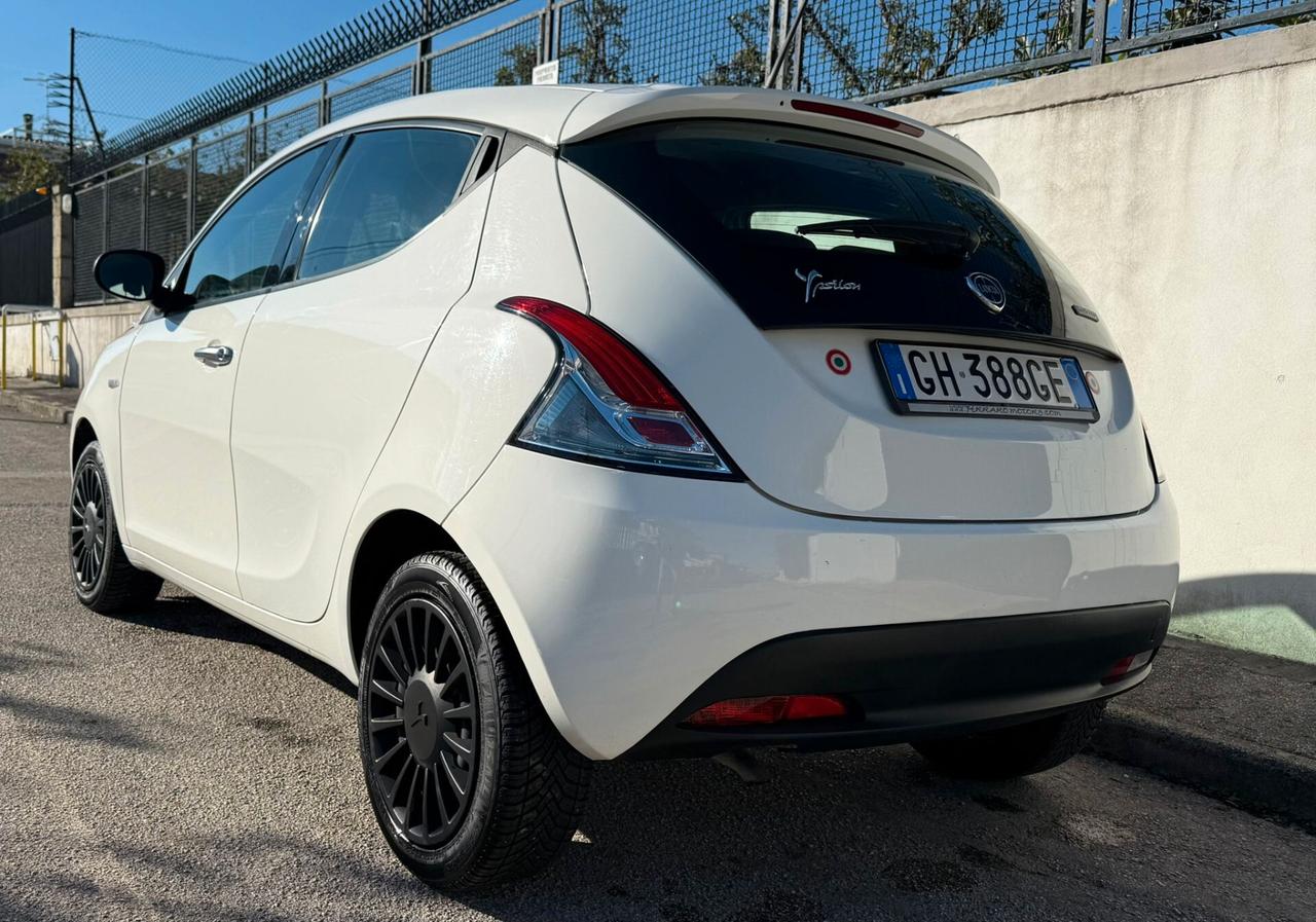 Lancia Ypsilon 1.0 FireFly 5 porte S&S Hybrid Ecochic Gold