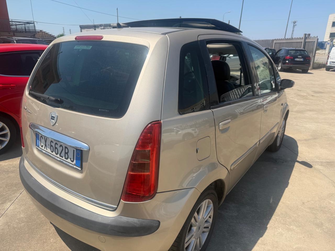 Lancia Ypsilon 1.4 16V Platino