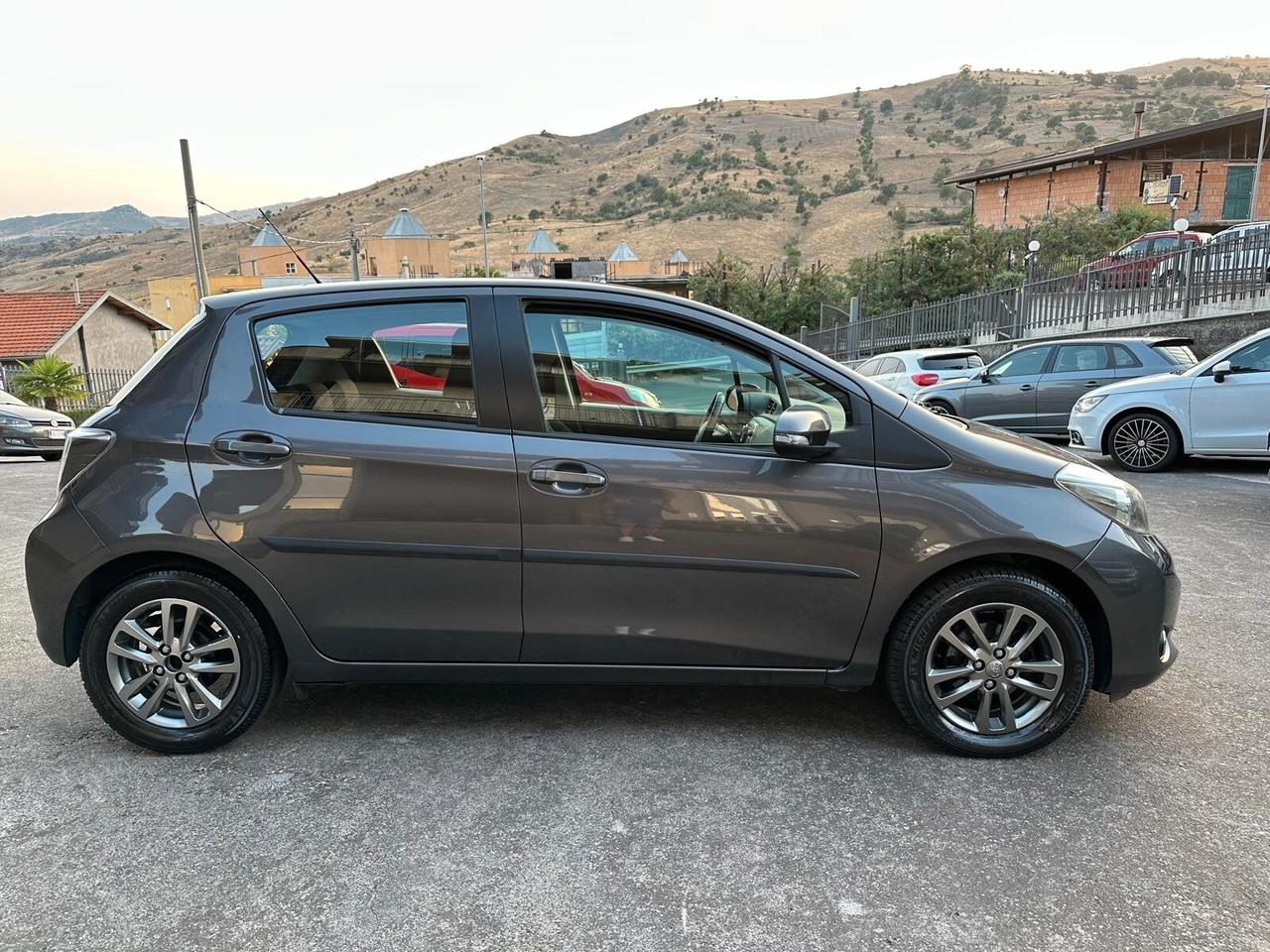 Toyota Yaris 1.3 5 porte Lounge Multidrive S
