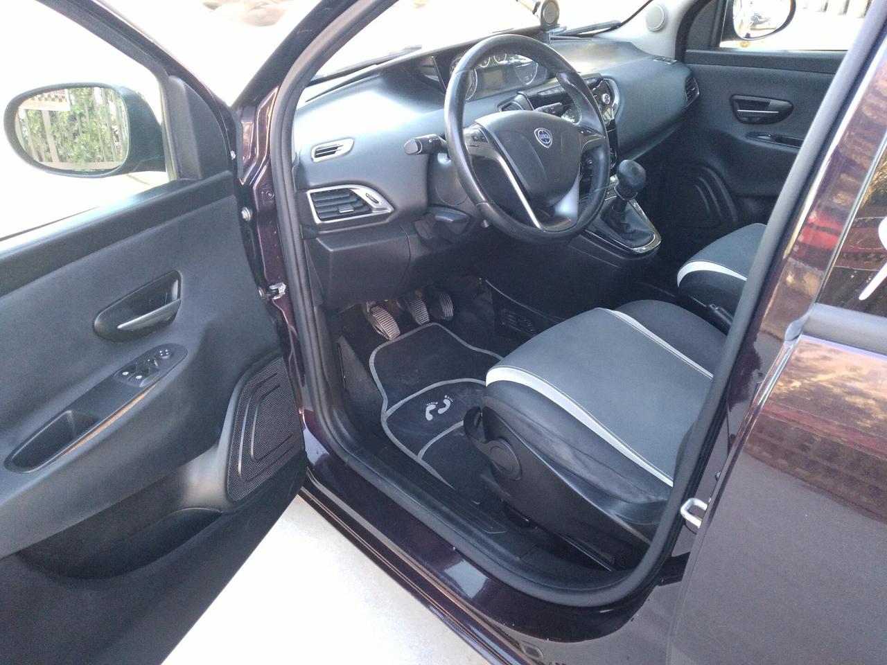 Lancia Ypsilon 0.9 TwinAir 85 CV 5 porte Metano Ecochic Silver