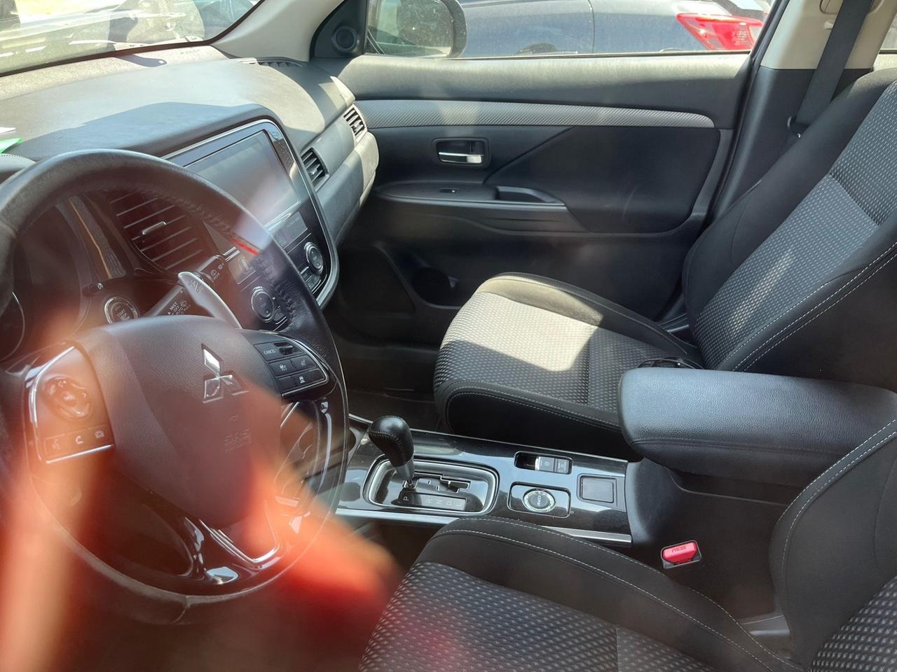 Mitsubishi Outlander 2.2 DI-D 4WD Instyle Plus SDA 7 posti