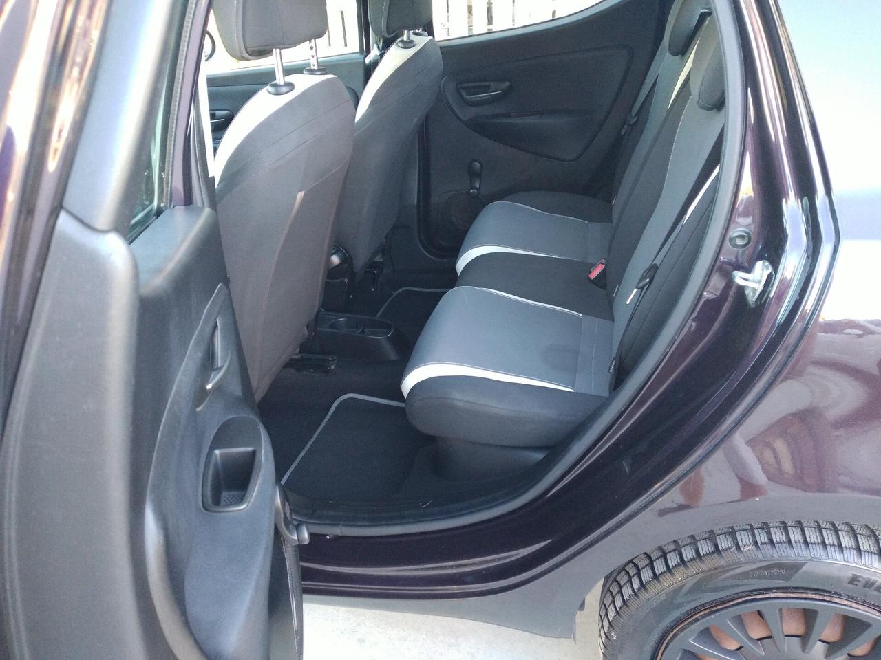 Lancia Ypsilon 0.9 TwinAir 85 CV 5 porte Metano Ecochic Silver