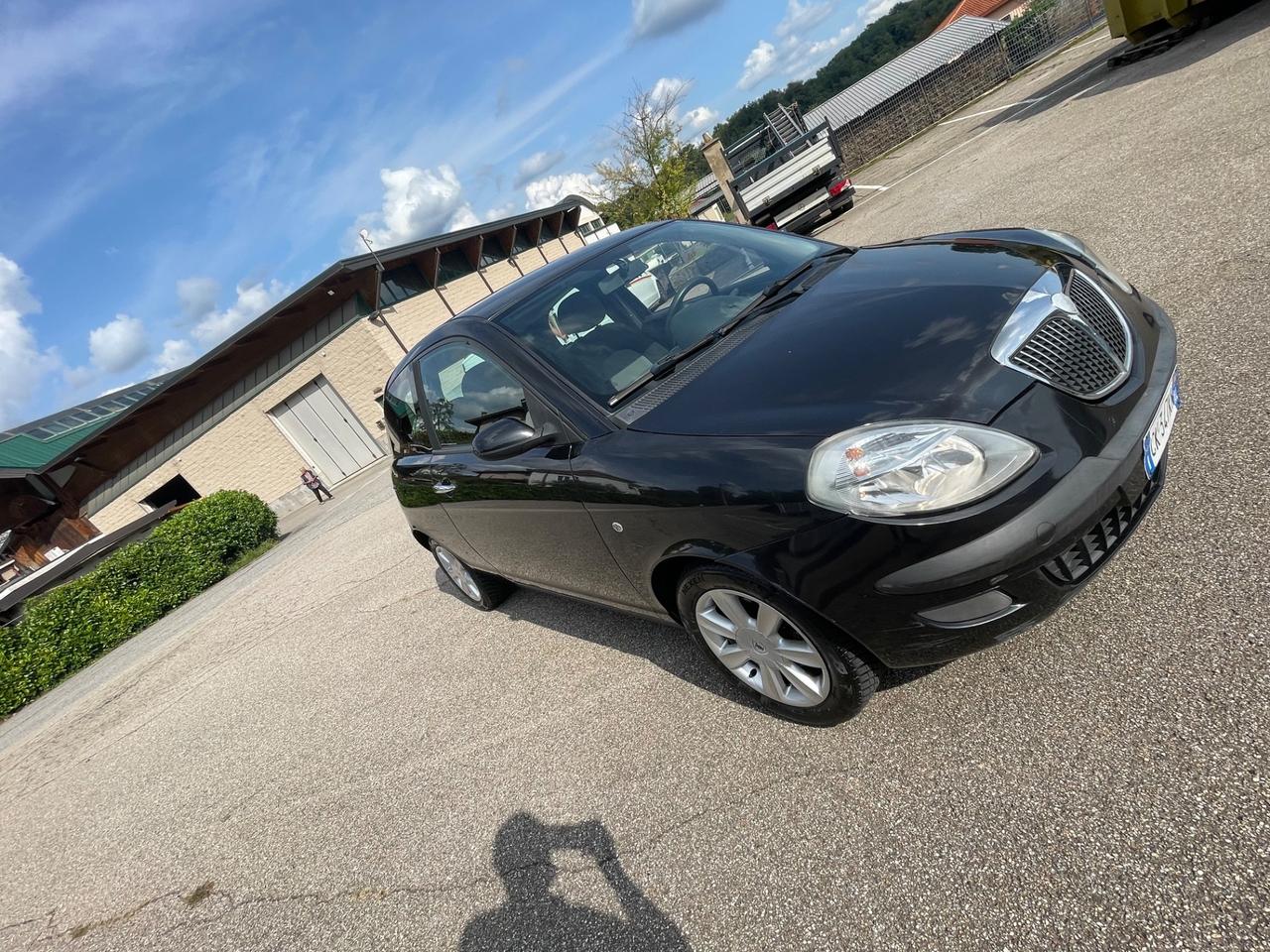 Lancia Ypsilon 1.2 16V Platino