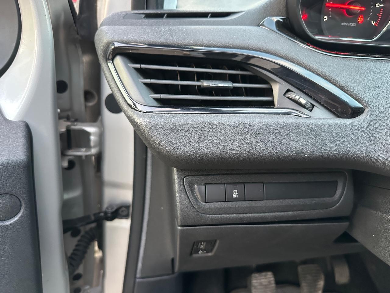 Peugeot 208 1.0 VTi 68 CV 5 porte solo 110mila km
