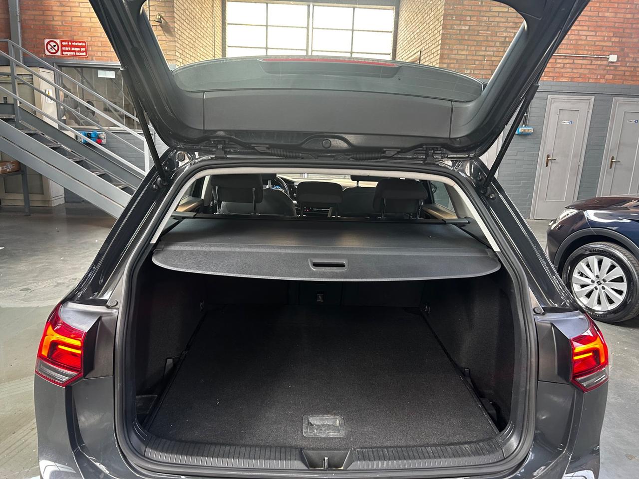 Volkswagen Golf variant 2.0 TDI 115 CV SCR Life Neopatentati